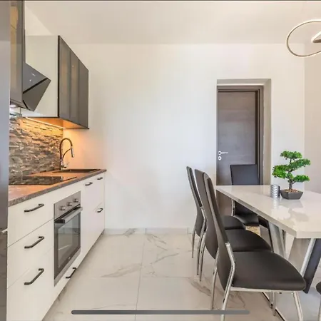 Ivana Black & White - Apartment Marusici (Split-Dalmatia)