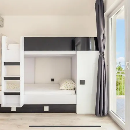 Ivana Black & White -