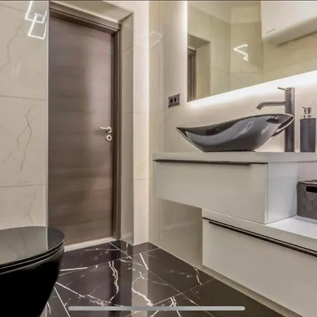 Ivana Black & White -