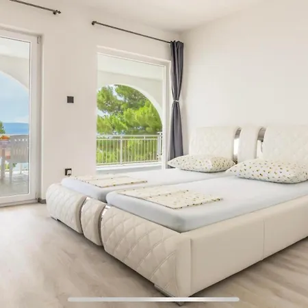 Ivana Black & White - شقة