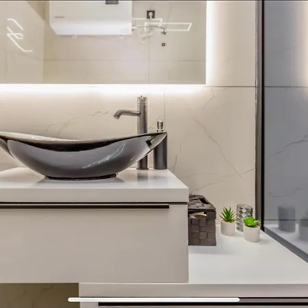 Ivana Black & White - *