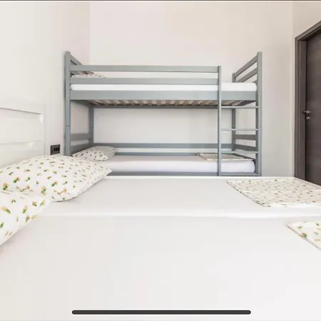 Ivana Black & White - *