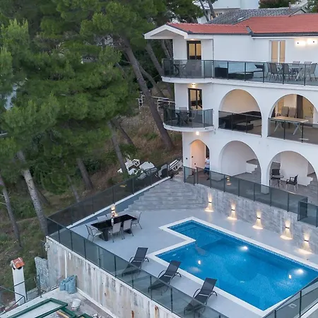 Ivana Black & White -