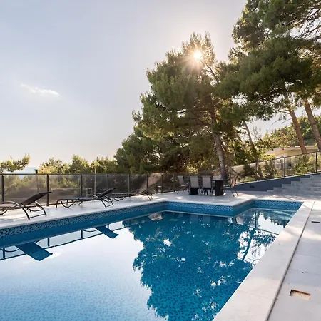 Ivana Black & White - شقة *