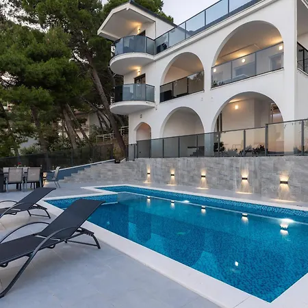 شقة Ivana Black & White - *