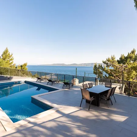 Ivana Black & White - *