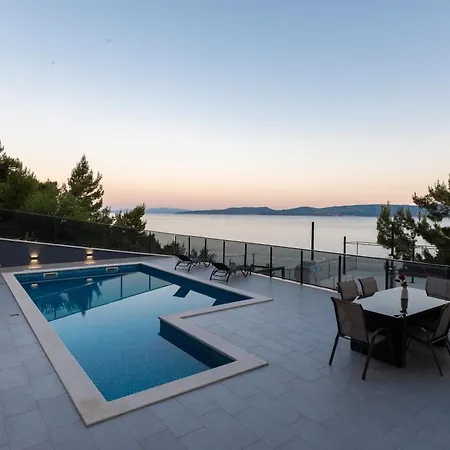 شقة Ivana Black & White -