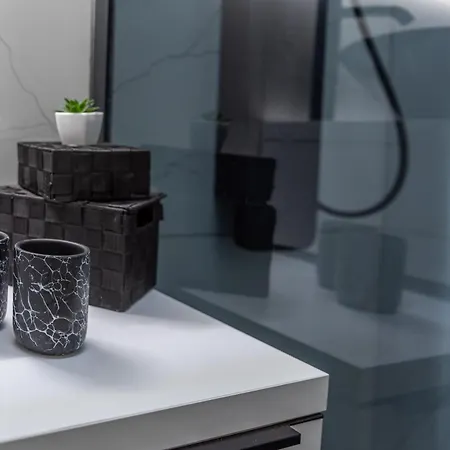 Ivana Black & White - شقة *