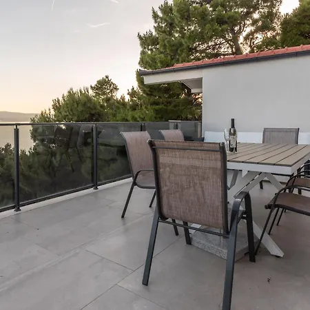 Ivana Black & White -