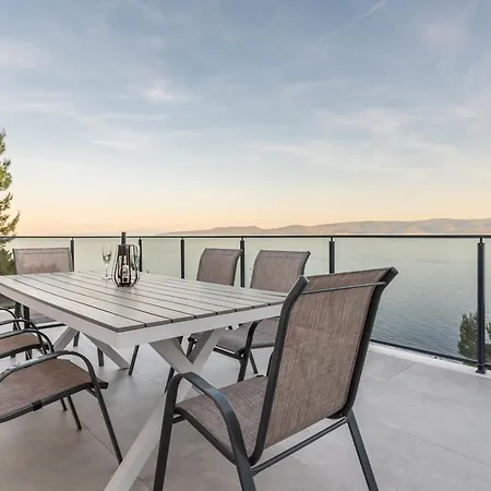 Ivana Black & White - شقة