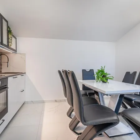 Ivana Black & White - شقة *