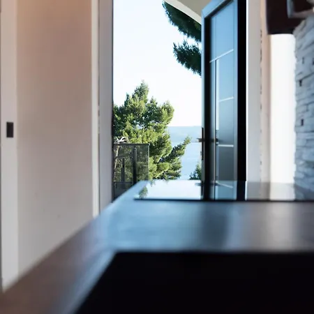 Ivana Black & White - شقة