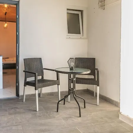 شقة Ivana Black & White - *