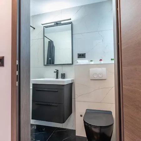 Ivana Black & White -