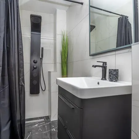 Ivana Black & White - شقة