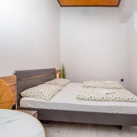 Ivana Black & White - شقة *