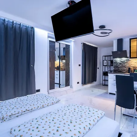 Ivana Black & White - *