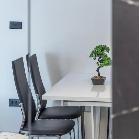 Ivana Black & White -