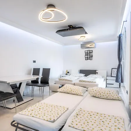 Ivana Black & White - شقة