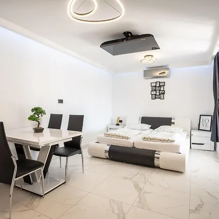 Ivana Black & White - شقة *