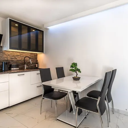 شقة Ivana Black & White - *