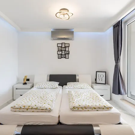 Apartment Ivana Black & White - Marusici (Split-Dalmatia)