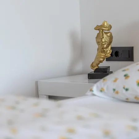 Ivana Black & White -