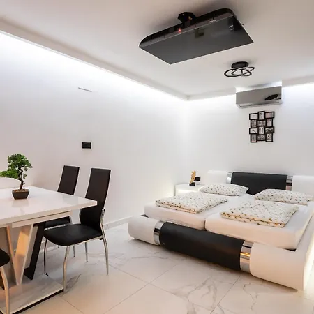 Apartment Ivana Black & White -