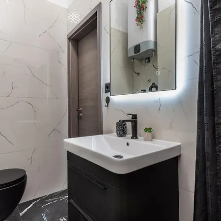 شقة Ivana Black & White - *