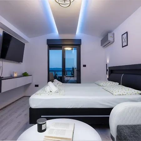 Apartment Ivana Black & White - Marusici (Split-Dalmatia)