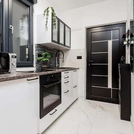 Ivana Black & White - *