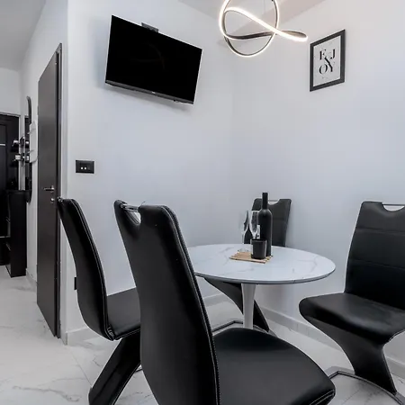 Ivana Black & White -