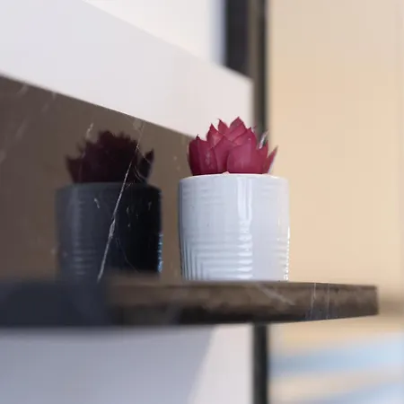 Ivana Black & White -