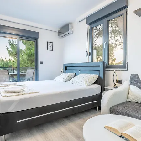 شقة Ivana Black & White - *