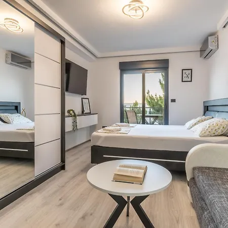 Ivana Black & White - *