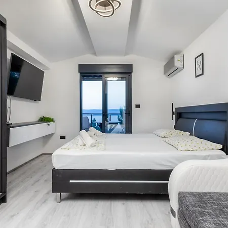 Ivana Black & White -