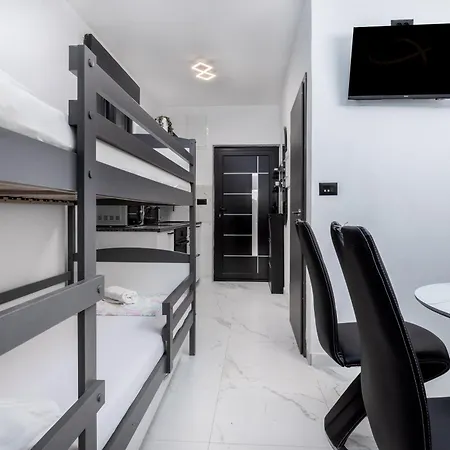 Ivana Black & White - شقة