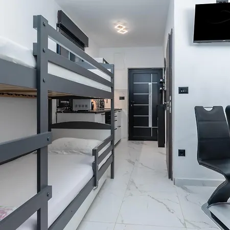 Ivana Black & White - *